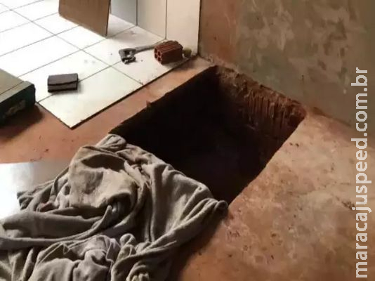Para fugir da polícia, homem se esconde em buraco na casa da mãe 