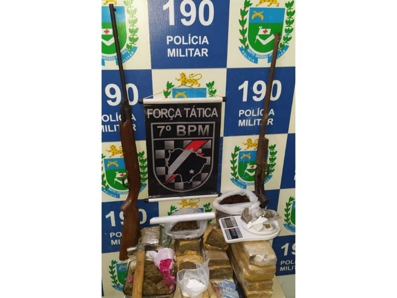 PM apreende 11 kg de drogas, armas de fogo e três pessoas são presas PM apreende 11 kg de drogas, armas de fogo e três pessoas são presas