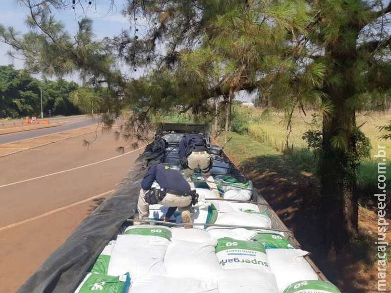 Polícia encontra 9t de contrabando sob carga de adubo Polícia encontra 9t de contrabando sob carga de adubo