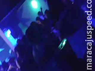 Polícia faz batida em casa com festa clandestina e dono é levado para a delegacia Polícia faz batida em casa com festa clandestina e dono é levado para a delegacia