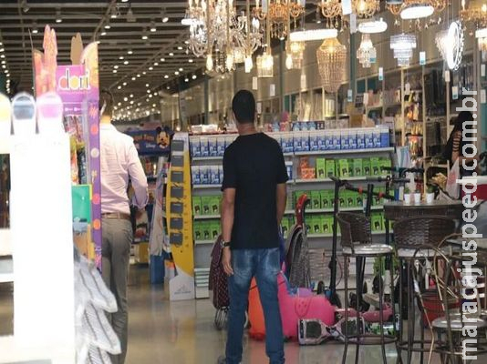 Produtos vencidos e até com duas marcas levam fiscalização de volta às lojas de chineses no Centro 