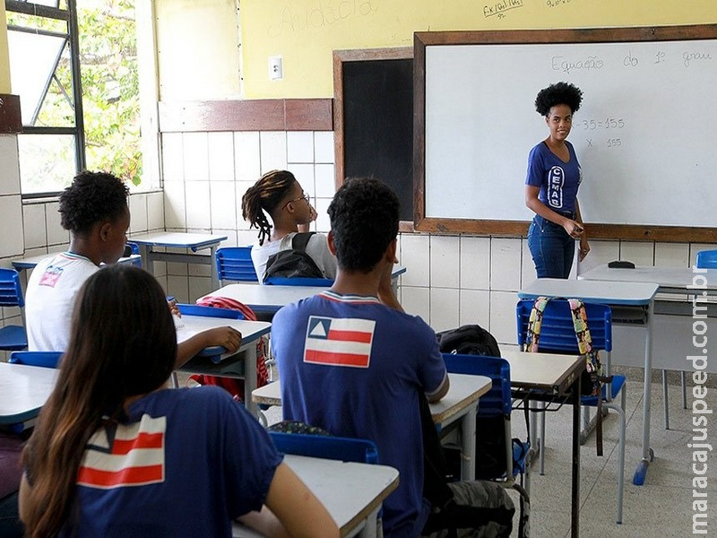 Projeto garante acesso à internet para alunos carentes da rede pública de ensino Projeto garante acesso à internet para alunos carentes da rede pública de ensino