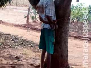 Rapaz é amarrado a árvore depois de agredir e jogar banco de madeira contra a cabeça de esposa