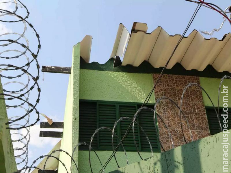 Redemoinho assusta moradores e leva parte de telhado na Vila Alba 