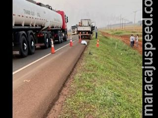 Trava da porta quebrada de caminhão fez funcionário cair e morrer na BR-163 Trava da porta quebrada de caminhão fez funcionário cair e morrer na BR-163