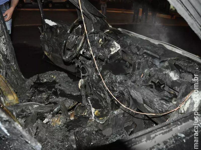 Carro recém saído da garagem é destruído pelo fogo; dono fica desolado Carro recém saído da garagem é destruído pelo fogo; dono fica desolado
