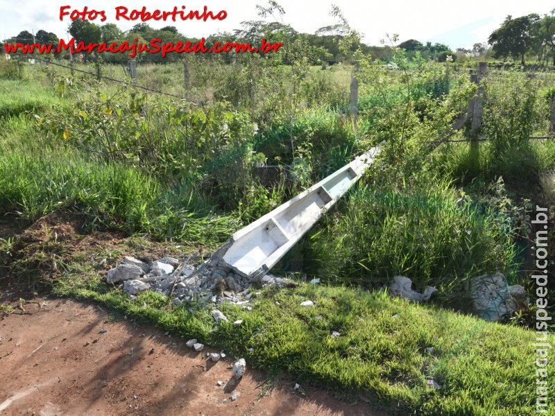 Maracaju: Condutor embriagado destrói veículo e poste de rede elétrica na Rua Joaquim Ferreira de Azambuja