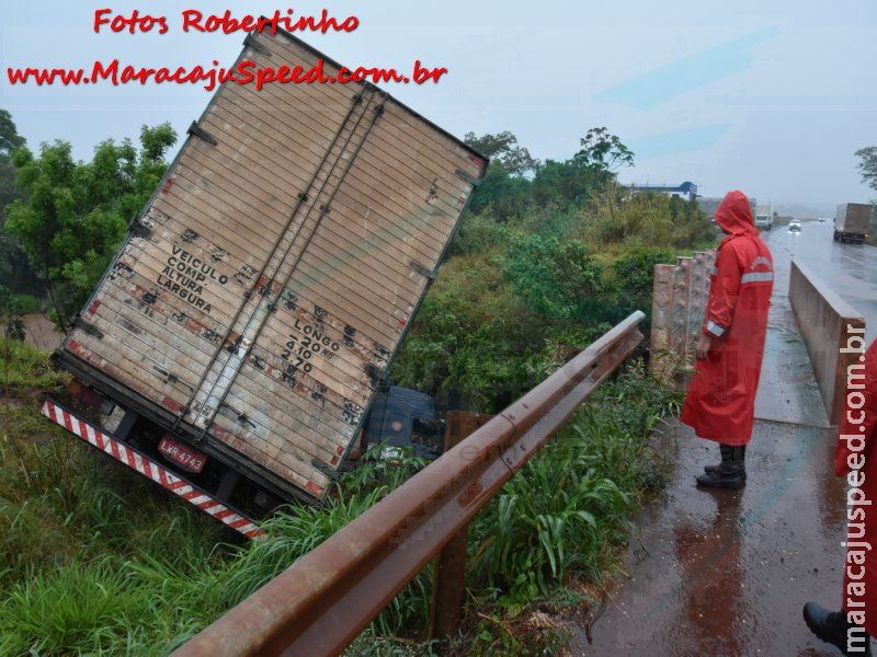 Maracaju: Corpo de Bombeiros atendem ocorrência onde carreta Baú desgovernado cai no leito do Córrego Montalvão