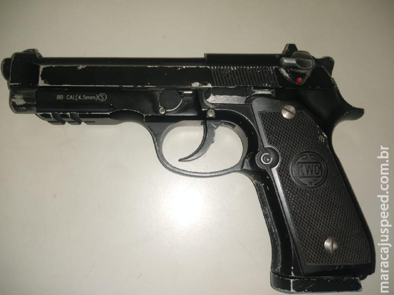 Polícia Militar Ambiental de Campo Grande prende ladrão pouco depois de pedido de socorro de vítima desesperada por ter sido assalta por homem com pistola Polícia Militar Ambiental de Campo Grande prende ladrão pouco depois de pedido de socorro de vítima desesperada por ter sido assalta por homem com pistola