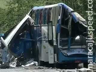 41 vítimas são identificadas no acidente entre ônibus e caminhão em SP 41 vítimas são identificadas no acidente entre ônibus e caminhão em SP