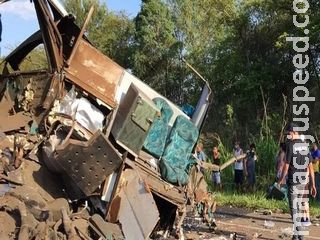 Acidente entre ônibus e carreta deixa 22 mortos no interior de São Paulo