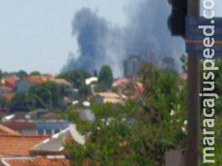 AGORA: Fogo em depósito de material de construção mobiliza Corpo de Bombeiros