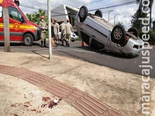 Amigo capota carro de funcionário de oficina a caminho de entrega para cliente Amigo capota carro de funcionário de oficina a caminho de entrega para cliente