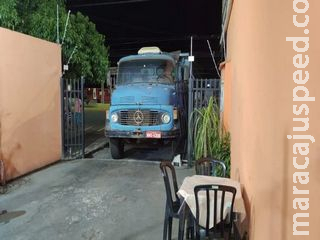 Ao cobrar dívida, homem invade lanchonete lotada de clientes com caminhão em MS Ao cobrar dívida, homem invade lanchonete lotada de clientes com caminhão em MS
