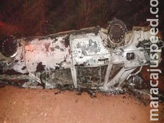 Após acidente perto de serra, carro pega fogo e incêndio atinge vegetação Após acidente perto de serra, carro pega fogo e incêndio atinge vegetação