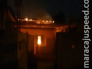 Após discussão de casal, incêndio destrói casa que precisa ser interditada Após discussão de casal, incêndio destrói casa que precisa ser interditada