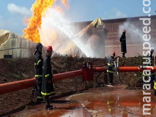 Bombeiros continuam buscas a irmão de vereador que desapareceu após explosão em tanque de álcool em MS Bombeiros continuam buscas a irmão de vereador que desapareceu após explosão em tanque de álcool em MS