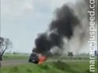 Bombeiros são mobilizados para carro em chamas com risco de explosão em rodovia Bombeiros são mobilizados para carro em chamas com risco de explosão em rodovia