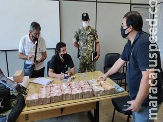 Brasileiro é preso na fronteira com mais de 300 mil reais Brasileiro é preso na fronteira com mais de 300 mil reais
