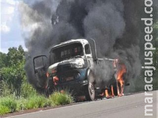 Caminhão Mercedes Benz pega fogo e fica destruído na MS-134