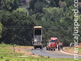 Caminhão se enrosca em fios de alta tensão e mobiliza bombeiros Caminhão se enrosca em fios de alta tensão e mobiliza bombeiros