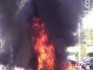 Caminhonete é destruída por incêndio em Dourados Caminhonete é destruída por incêndio em Dourados