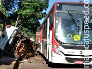 Carro é lançado em bar após colisão com ônibus e motorista foge em Campo Grande Carro é lançado em bar após colisão com ônibus e motorista foge em Campo Grande