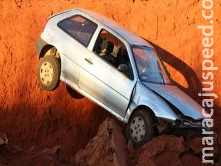 Carro ocupado por família fica ‘pendurado’ em buraco após motorista perder controle na MS-306