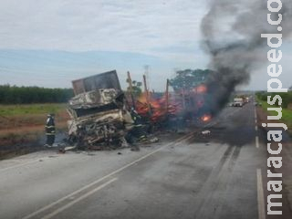 Colisão entre carretas acaba com motorista morto carbonizado em rodovia