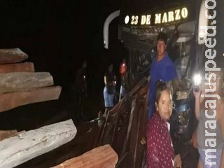 Colisão entre ônibus de viagem e caminhão deixa um morto na fronteira Colisão entre ônibus de viagem e caminhão deixa um morto na fronteira
