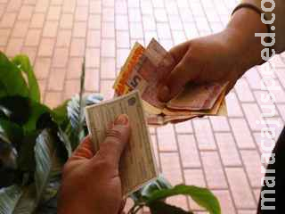 Com dinheiro e cheques, candidatos são flagrados em suposta compra de votos em MS Com dinheiro e cheques, candidatos são flagrados em suposta compra de votos em MS