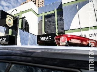 Com garrafa de vinho dentro de carro, motorista bêbado bate em muro de casa em Campo Grande Com garrafa de vinho dentro de carro, motorista bêbado bate em muro de casa em Campo Grande