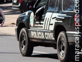Cozinheiro é jogado do carro por dupla de ladrões Cozinheiro é jogado do carro por dupla de ladrões