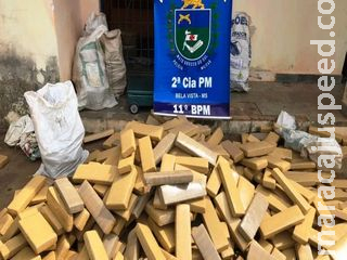 Danificado e sem uma roda, carro é localizado com 700 quilos de maconha Danificado e sem uma roda, carro é localizado com 700 quilos de maconha