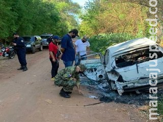 Dois carros são encontrados queimados na fronteira com o Paraguai Dois carros são encontrados queimados na fronteira com o Paraguai