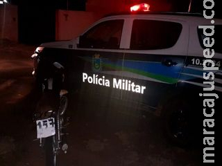 Dono de moto com placa ‘157’, jovem desacata PMs e foge algemado por bairro da Capital