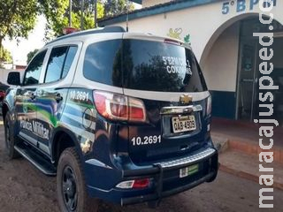 Dupla é presa por agredir andarilho em conveniência após xingamentos Dupla é presa por agredir andarilho em conveniência após xingamentos
