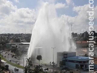 Encanamento de água estoura e cria jato gigantesco danificando oito casas