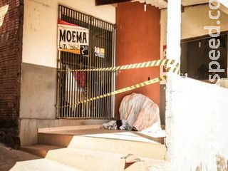 Enrolado em edredom e sentado, corpo de homem é encontrado em bar no Nova Lima Enrolado em edredom e sentado, corpo de homem é encontrado em bar no Nova Lima