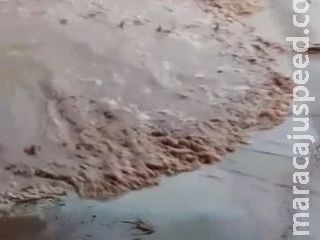 Enxurrada com barro invade residência de moradora no Jardim Itamaracá Enxurrada com barro invade residência de moradora no Jardim Itamaracá