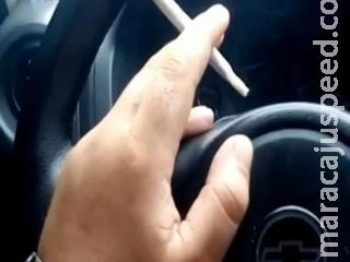 Fumando ‘baseado’ atrás da viatura da PM, homem faz vídeo, posta nas redes e é preso em MS Fumando ‘baseado’ atrás da viatura da PM, homem faz vídeo, posta nas redes e é preso em MS