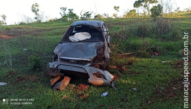 Homem dorme ao volante e capota carro a caminho de fazenda