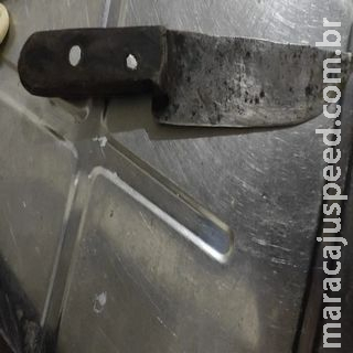 Homem é esfaqueado no peito após tentar cobrar dívida de mulher Homem é esfaqueado no peito após tentar cobrar dívida de mulher
