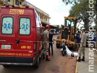 Homem morre ao bater moto em maquinário estacionado Homem morre ao bater moto em maquinário estacionado