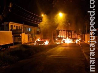 Interior de SP é marcado por tiroteio e veículos queimados após assalto a bancos Interior de SP é marcado por tiroteio e veículos queimados após assalto a bancos
