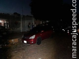 Jovem escapa de atentado de pistoleiros ao chegar em casa na fronteira Jovem escapa de atentado de pistoleiros ao chegar em casa na fronteira