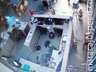 Ladrão invade loja e leva dinheiro do caixa em apenas 1 minuto Ladrão invade loja e leva dinheiro do caixa em apenas 1 minuto