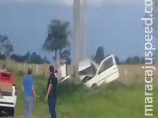 Mãe e bebê morrem após carro bater em coqueiro na MS-382 Mãe e bebê morrem após carro bater em coqueiro na MS-382
