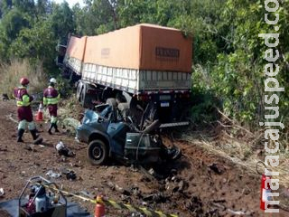 Motorista bate de frente com carreta e morre decapitado na BR-163 Motorista bate de frente com carreta e morre decapitado na BR-163