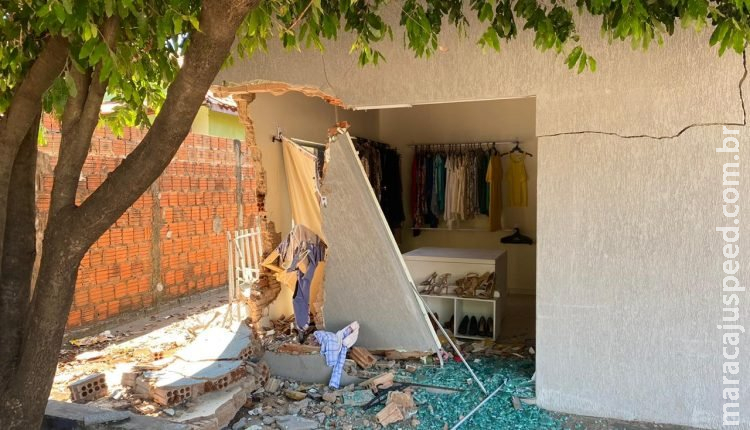 Motorista de caminhonete tem AVC, bate em carro e invade loja de roupas